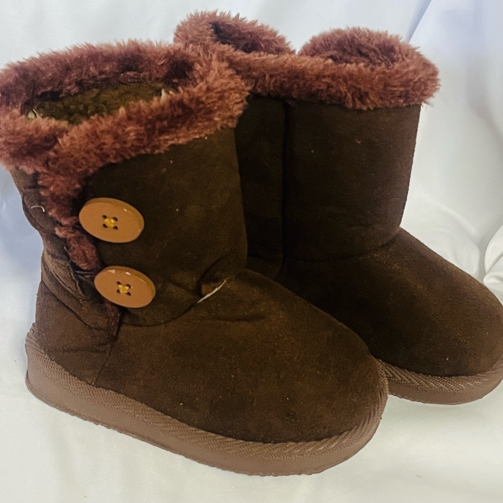 NEW LITTLE BERRY girls  fur lined boots with button detail